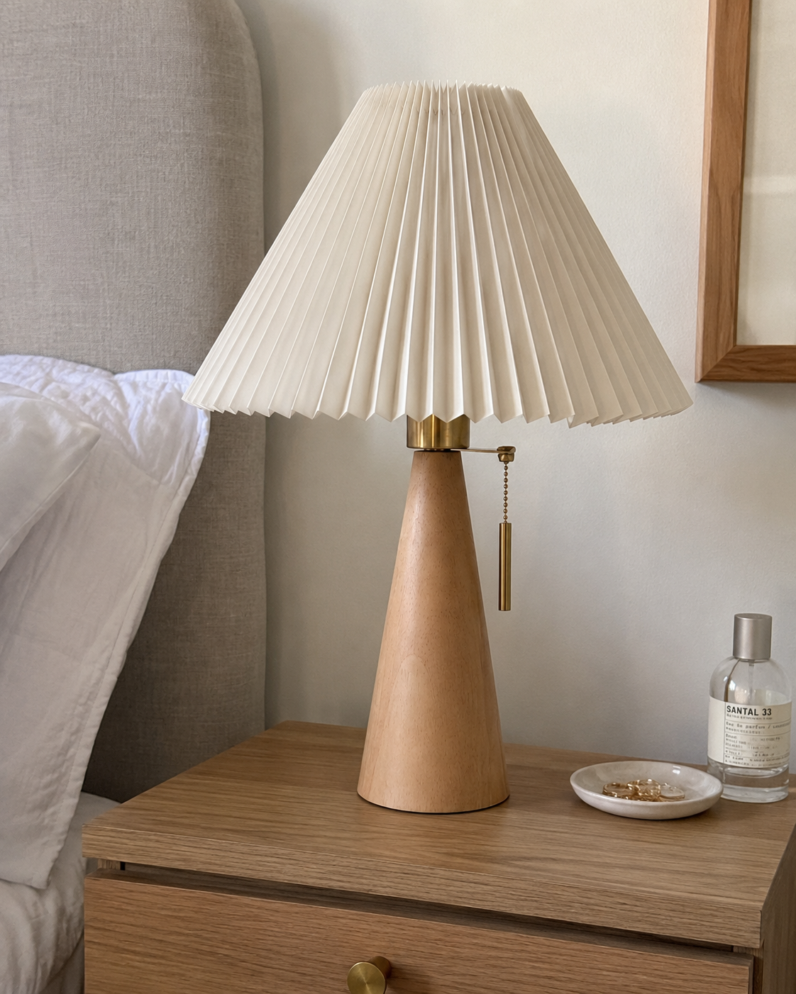 Nura – Houten Tafellamp met Geplooide Kap