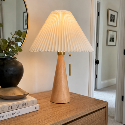 Nura – Houten Tafellamp met Geplooide Kap