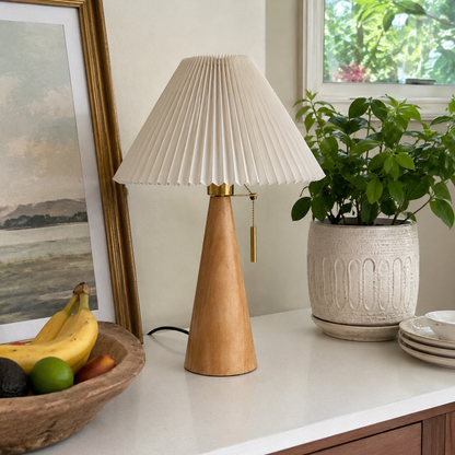 Nura – Houten Tafellamp met Geplooide Kap