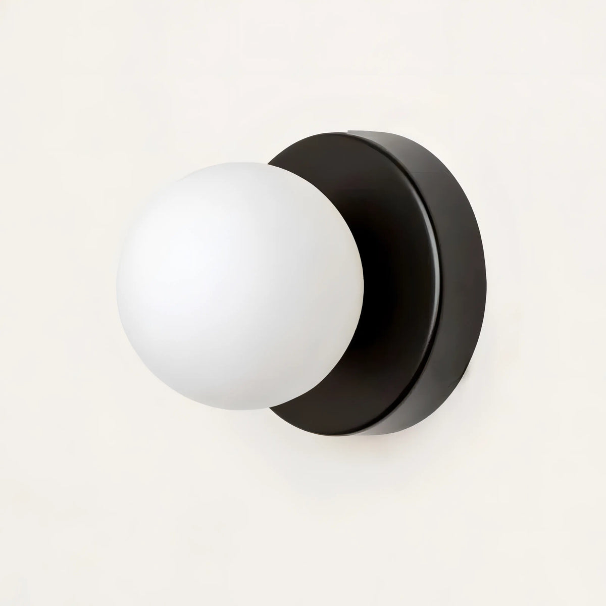 Sunna - Ronde Wandlamp met Glazen Bol Scandinavisch